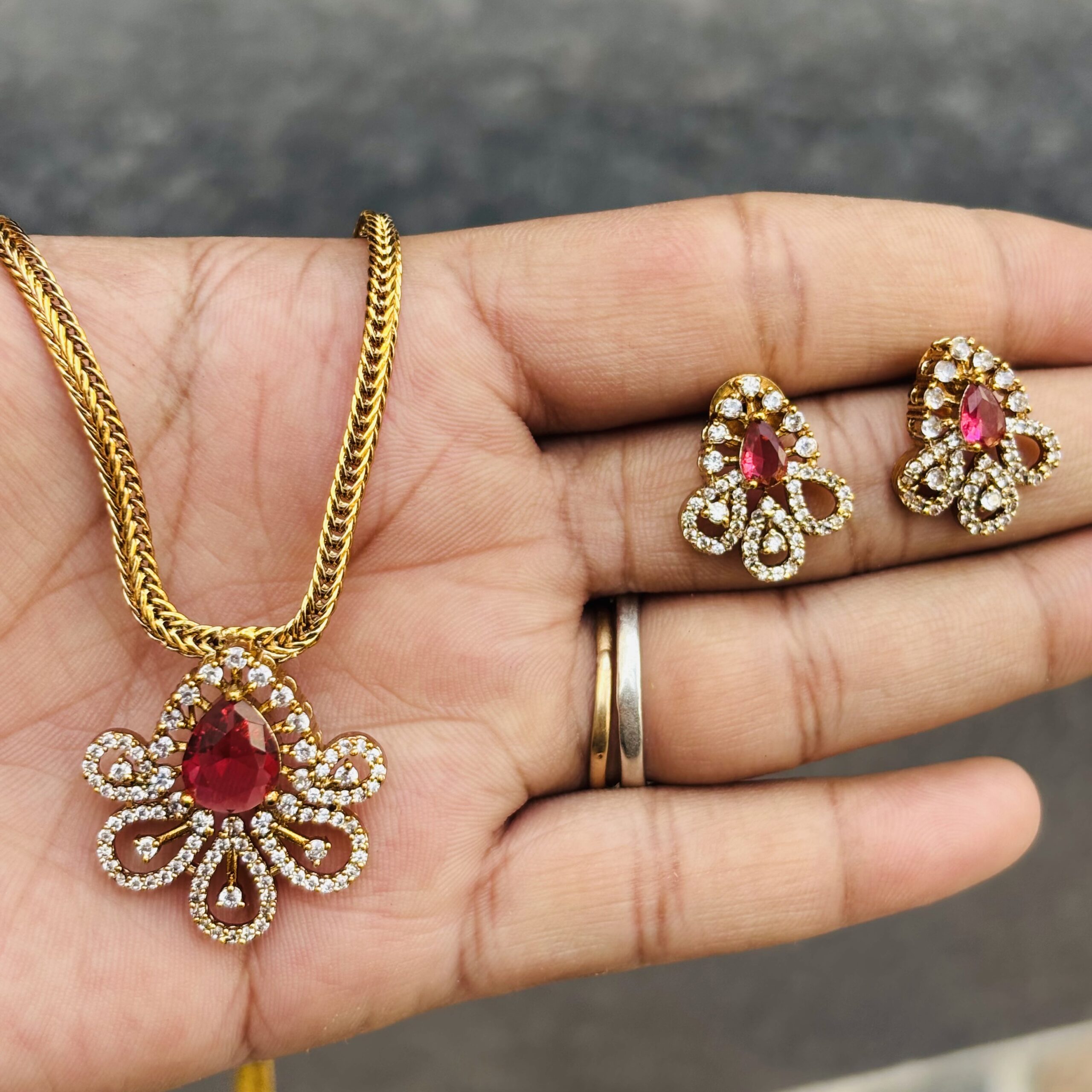 Chain Necklace with Red Color - Image 2